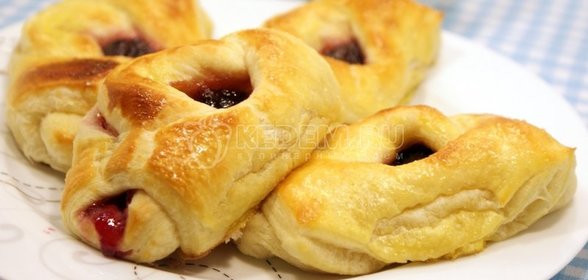 Расстегаи с черничным джемом