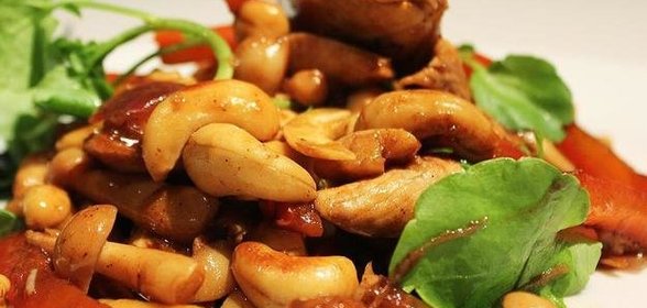 Острая курица с кешью и шампиньонами