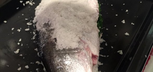 Баррамунди запеченная в соли