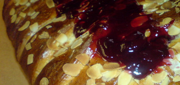 Плетёнка с вишнёвым вареньем и марципановым кремом с ликёром