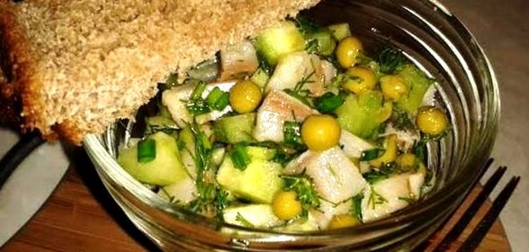 Простой салат с горошком консервированным