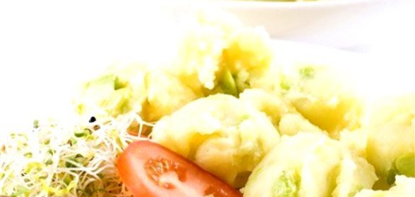 Салат из молодого картофеля с луком-шалотом и заправкой из уксуса и оливкового масла