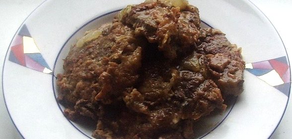 Печеночные биточки тушеные с луком