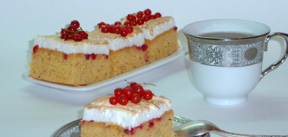 Пирожное Облачко с миндалем и красной смородиной