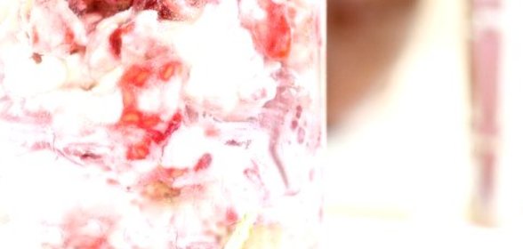 Свежие ягоды с маскарпоне и меренгами