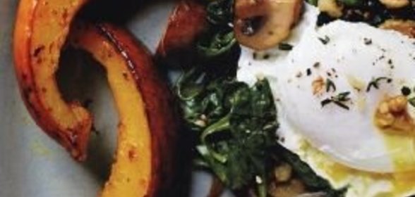 Яйца пашот с грибным рагу