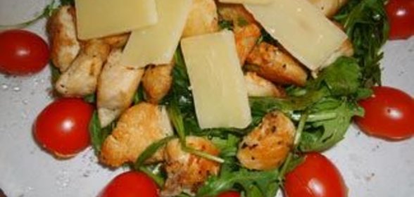 Салат рукола с куриным филе и пармезаном