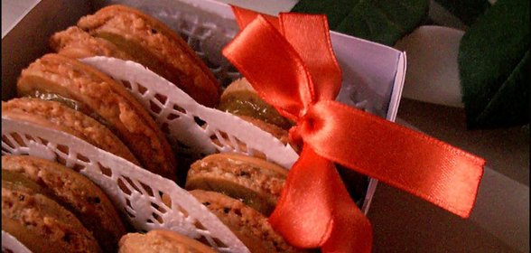 Макарон с апельсиновым джемом