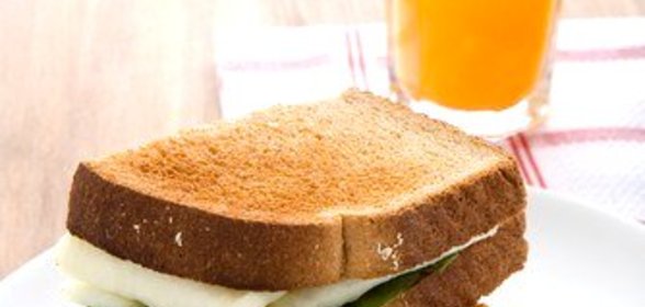 Тосты с белковым омлетом и шпинатом