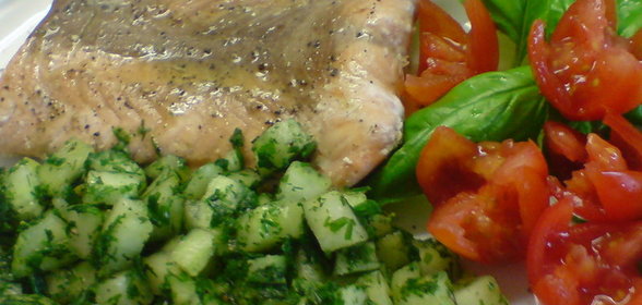 Сальса огуречная с жареным лососем