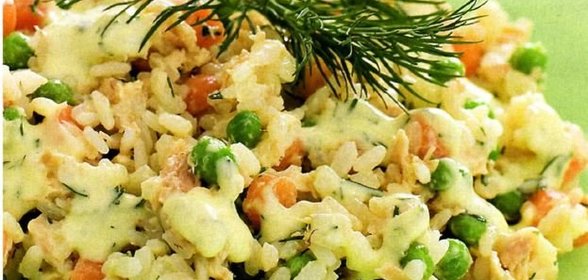 Салат с рисом и консервированным лососем