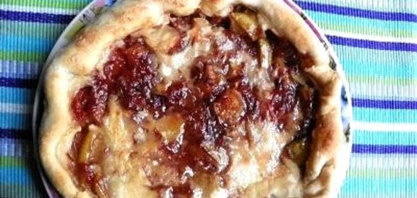 Пирог с яблоками и консервированными сливами
