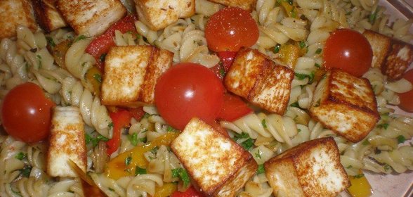 Макароны с жареным сыром и овощами