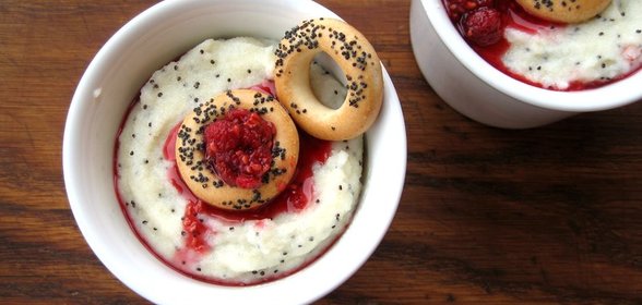 Манная каша с маком, сушками и малиновым вареньем