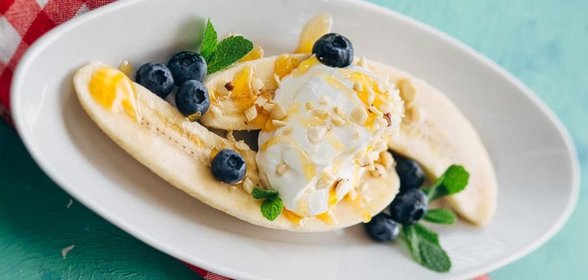 Банана-сплит с йогуртом и джемом