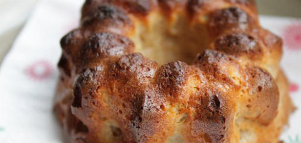 Пирог с вареньем и орехами