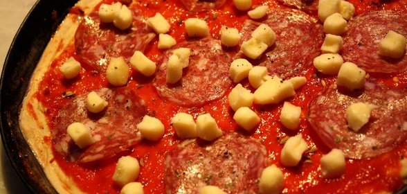 Пицца с салями и сыром