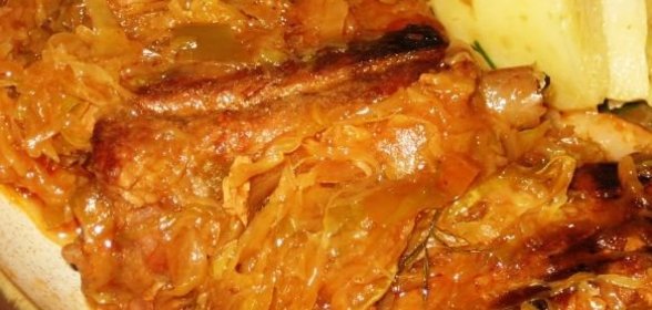 Свиные ребра, тушенные с капустой