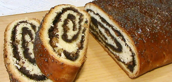 Рулет из дрожжевого теста с маком и изюмом