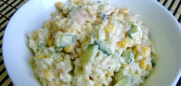 Салат с консервированными кальмарами и кукурузой