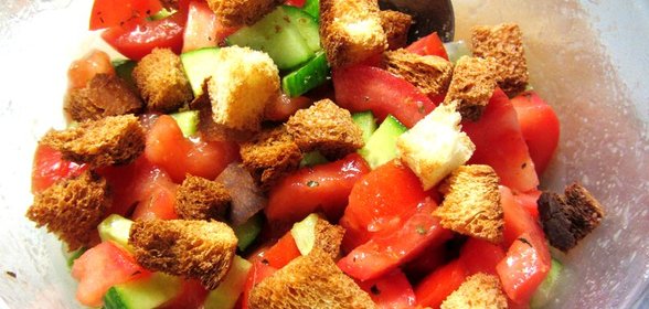 Овощной салат с гренками и уксусной заправкой