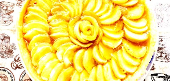 Тарт с яблоками и карамелью