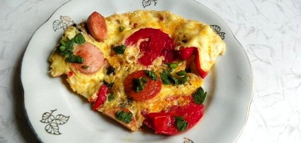 Омлет с грибами сосисками и помидорами