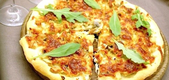 Пицца с луком, шампиньонами и индейкой