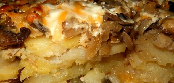 Запеченный картофель с грибами и мясом
