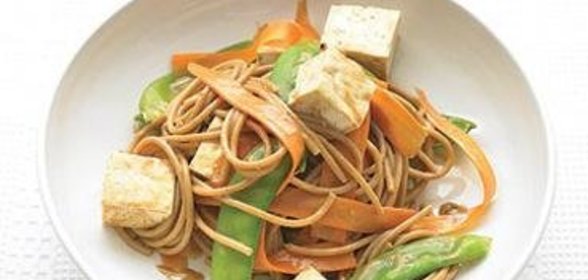 Спагетти с овощами и арахисовым маслом