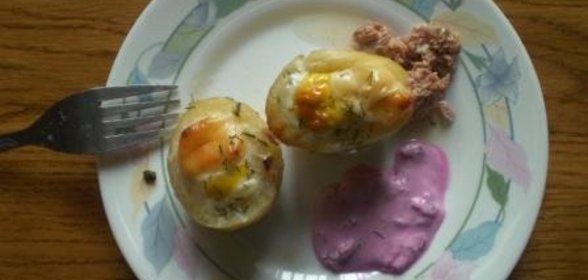 Корзинки с тунцом и перепелиными яйцами под соусом