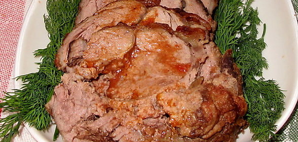 Рулет из говядины с начинкой из фарша и сыра под томатным соусом