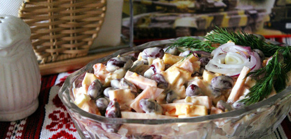 Салат с варено-копченой корейкой, фасолью и сыром