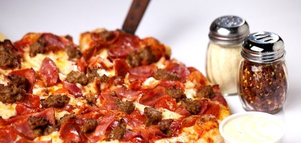 Пицца с колбасой и фаршем