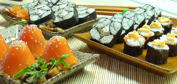 Ролл «Мозаика». Суши-трюфели. Быстрые рулетики с сёмгой и икрой. Нигири-суши с килькой