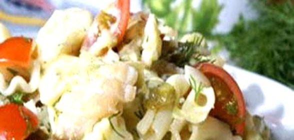Макаронный салат с копченой рыбой