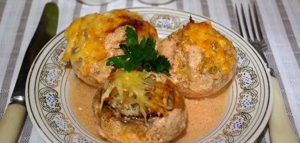 Запеченные грибы с фаршем в духовке
