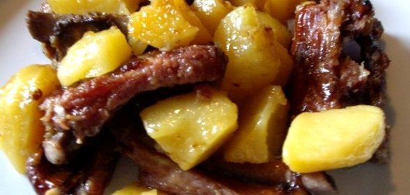 Картошка с ребрышками в горшочке