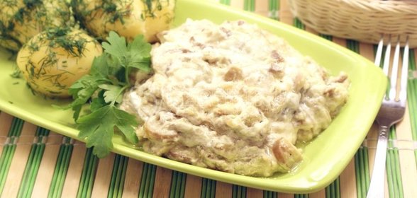 Белые грибы в сметанном соусе