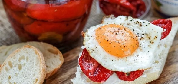 Вяленые томаты с чесноком и ароматными травами