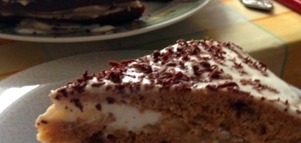 Нутовый торт с черешней, бананом и йогуртом