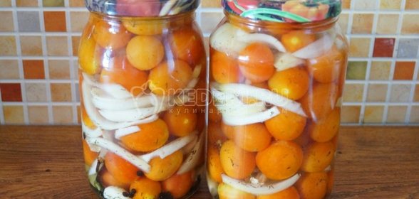 Помидоры с луком и маслом на зиму