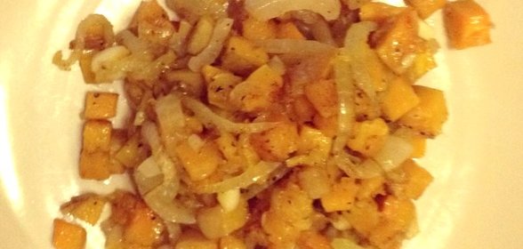 Жареная тыква баттернат с карамелизованным луком, горгонзолой и хрустящим шалфеем