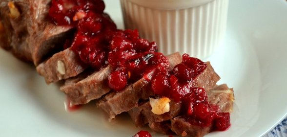 Свиная вырезка в клюквеном соусе