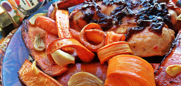 Курица с луковым конфитюром и морковкой