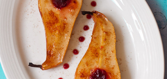 Теплые груши с медом, корицей и ягодным конфитюром