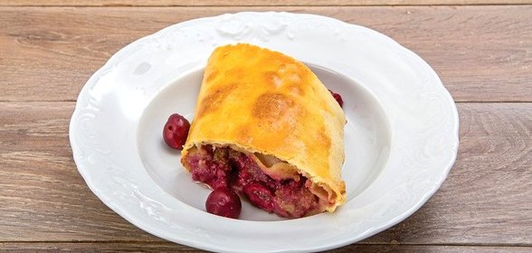 Штрудель с вишней, маскарпоне и миндалем