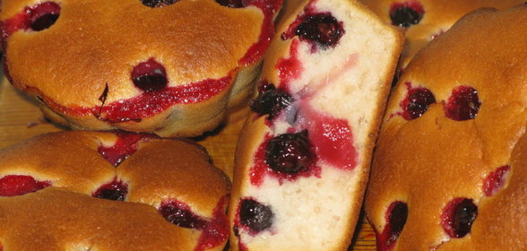 Маффинки на фруктозе для любимой бабушки(вишневые с черной смородиной)