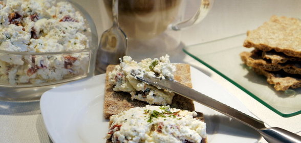 Сырная намазка с вялеными томатами