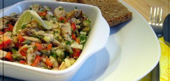 Овощной салат с консервированной рыбой и крессом